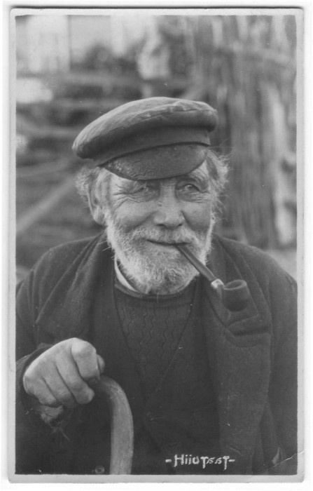 Portrait. Hiiu taat with a kettle, Pipe in the mouth