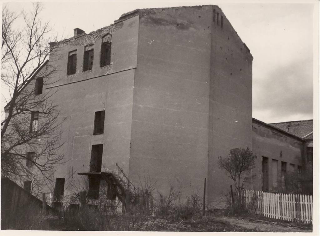 The ruins of the theatre are viewed from the yard 10 of the garden