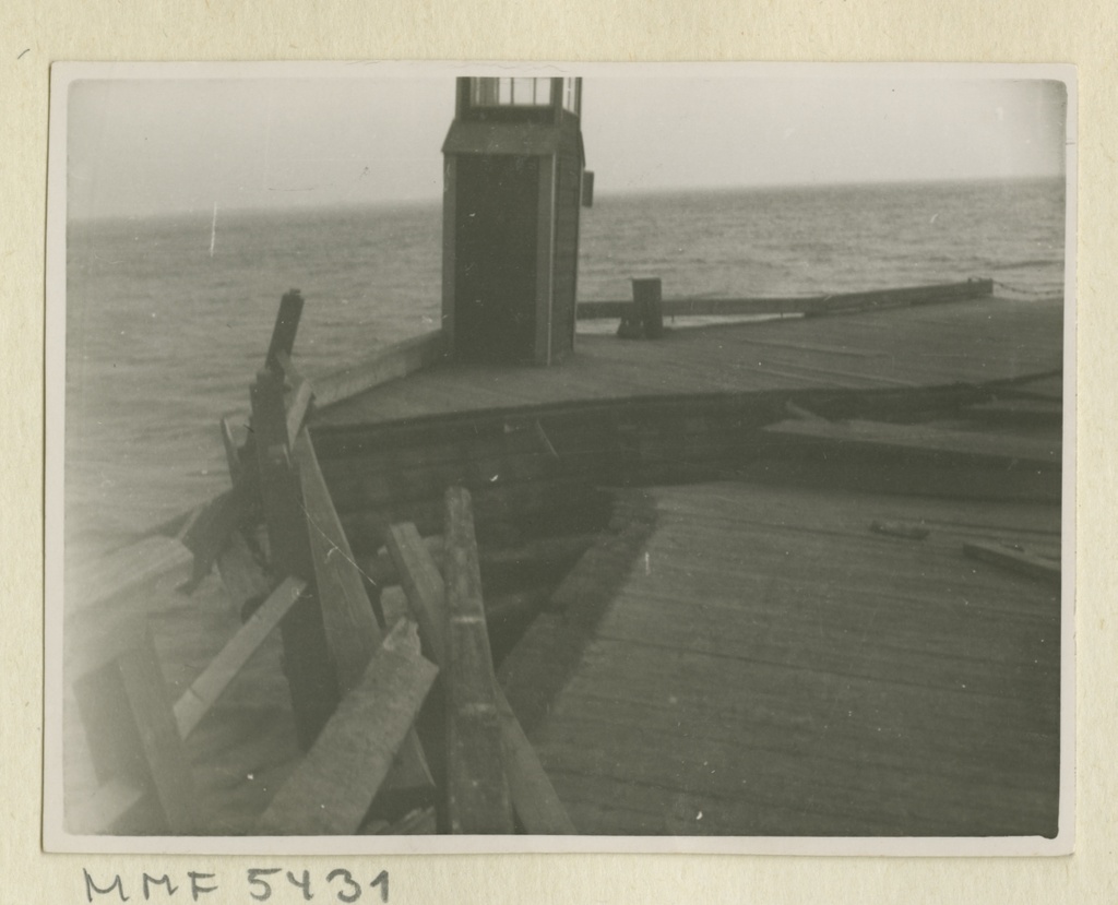 Orissaare port ice breaks