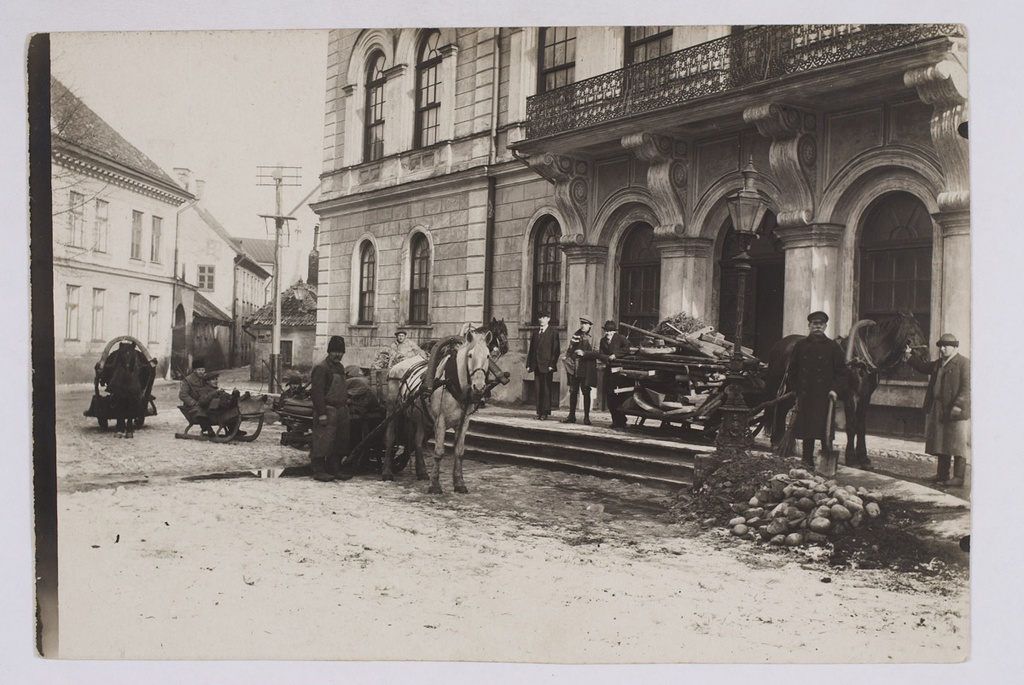 Tallinn Estonian Museum moves from Toompea to Kadrioru Castle in 1921.