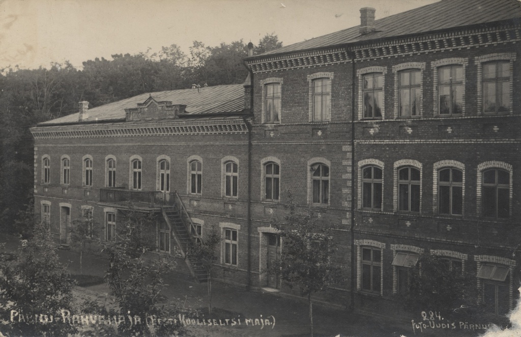 Pärnu folk house : Estonian Coolysis House