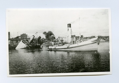 Puksiir "Valter" on the Pärnu River. The ship tows the Pärnu bridge into the colony.  duplicate photo