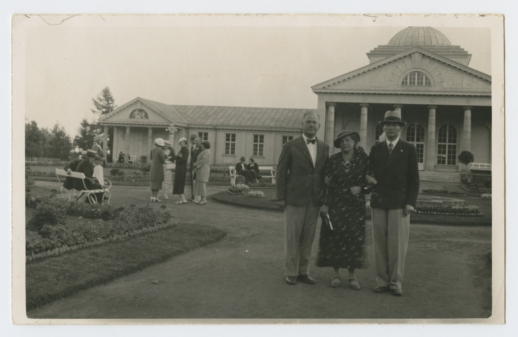 Johannes Rautsman's associates in front of Pärnu mudravila (supply)