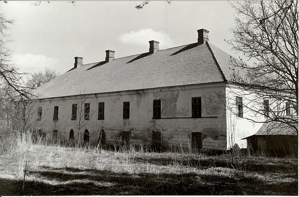 Photo, Kirna manor house in 1990.