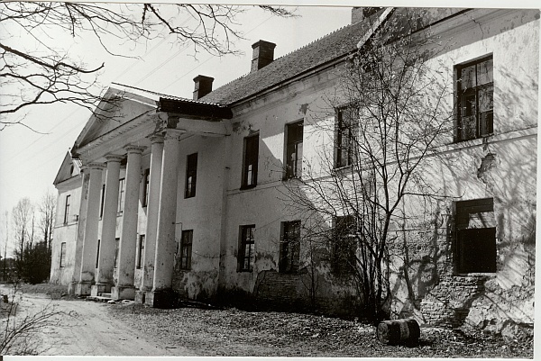 Photo, Kirna manor house in 1990.