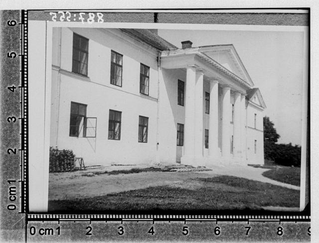 Kirna Manor, gentleman house in 1938. Door kick