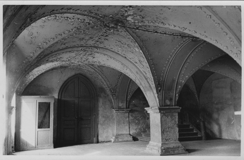 The wizards of the vestibule of Kirna Manor. The main building was built on the first half of the 19th century, the vestibular was built in pseudogotic style. In the middle of the beach wears a ship generation, witches with decorated stunts. On the left side of the rear, the right side of the piile. The last apple in the manor was Baroness Pilar v. Pilchau.