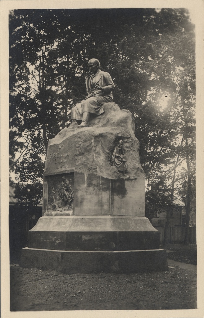 Estonia : Võru Kreuzvaldi monument