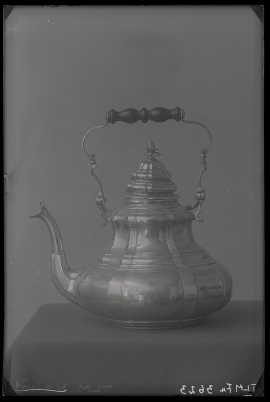 Hõbedast teekann, puidust käepidemega.