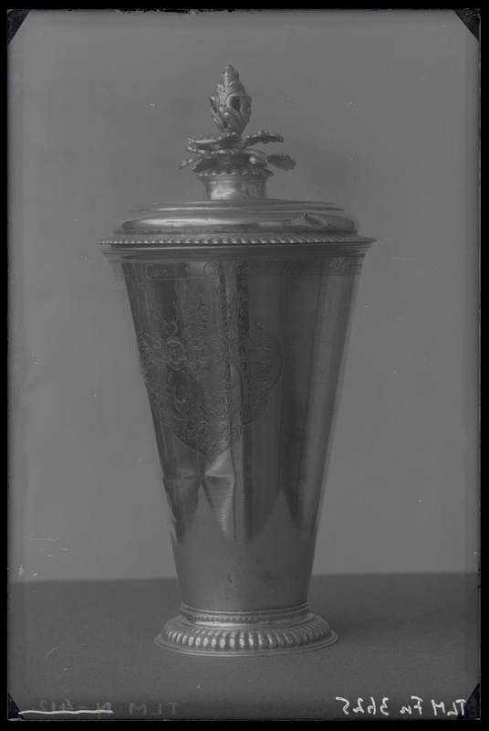 Hõbepeeker vapiga, äärel kiri.