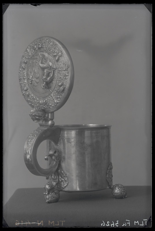 Hõbepeeker vapiga, äärel kiri.