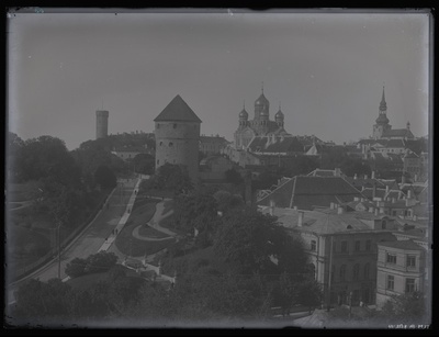 Vaade Harjumäele Kiek in de Kök'i ja Toompea suunas, pildistatud Jaani kiriku tornist.  similar photo