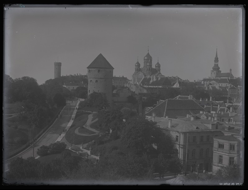 Vaade Harjumäele Kiek in de Kök'i ja Toompea suunas, pildistatud Jaani kiriku tornist.