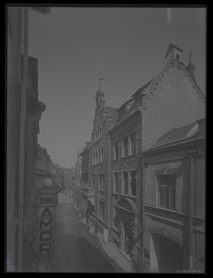 Harju tänav, vaade Raekoja suunas, vasakul kino "Amor" reklaam.  duplicate photo