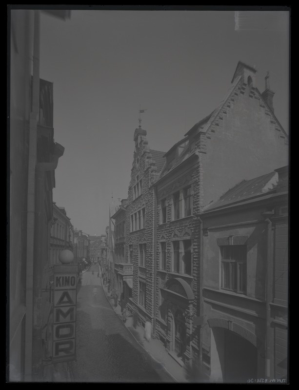 Harju tänav, vaade Raekoja suunas, vasakul kino "Amor" reklaam.