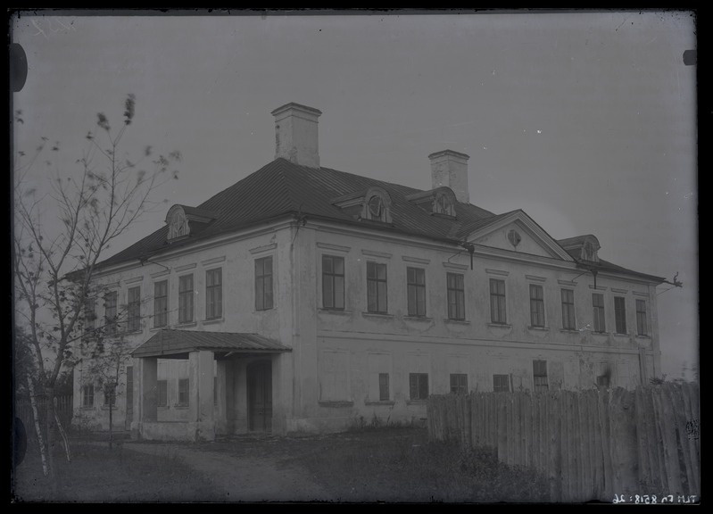 Kõo mõisahoone, vaade sissekäigule.