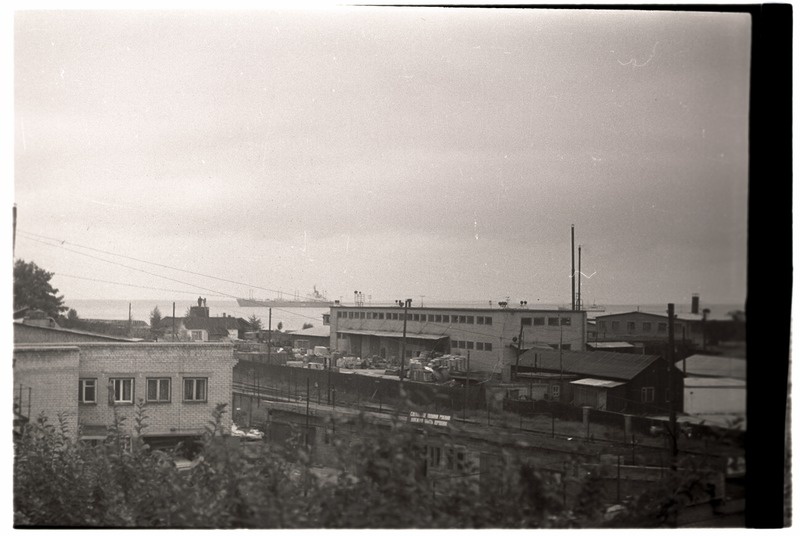 Tallinna üldvaade mere suunas, esiplaanil tööstushooned.