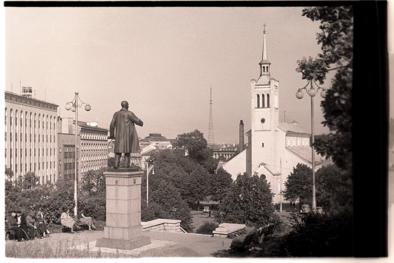 V. Kingissepa mälestussammas Harjumäel, taga Jaani kirik.