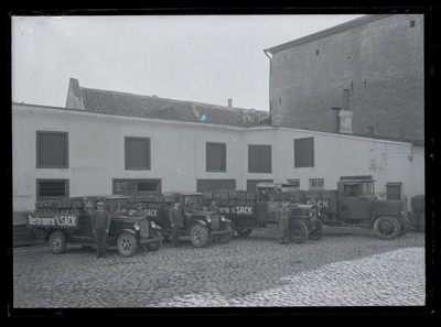 Saku Õlletehase õlleveo autod õllekastidega Tallinas Nooruse tänava villimistsehhi ees.  duplicate photo