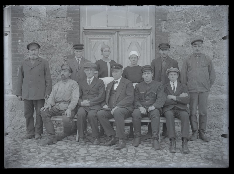 Saku Õlletehase töötajate grupifoto.