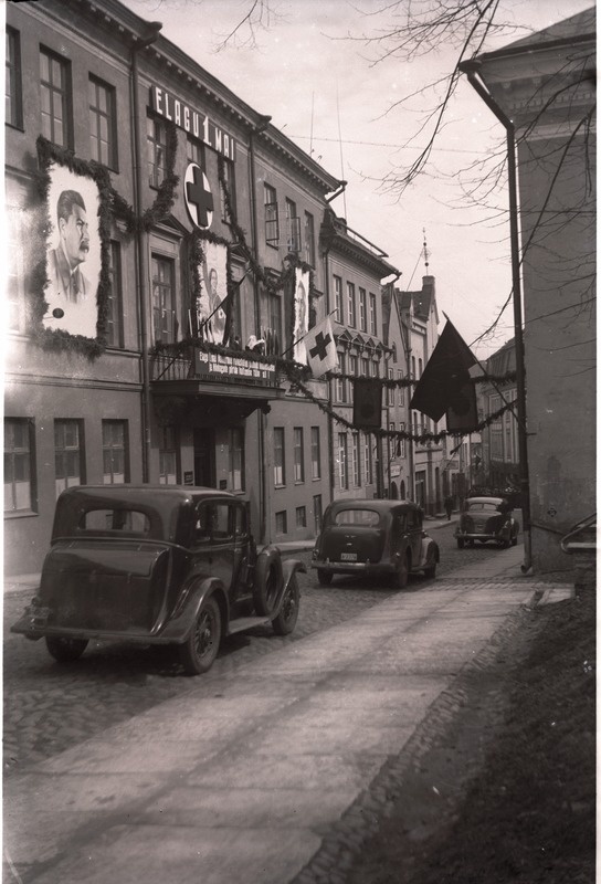 1. mai puhul ehitud Punase Risti hoone Niguliste tänaval - vaade Harju tänava poole