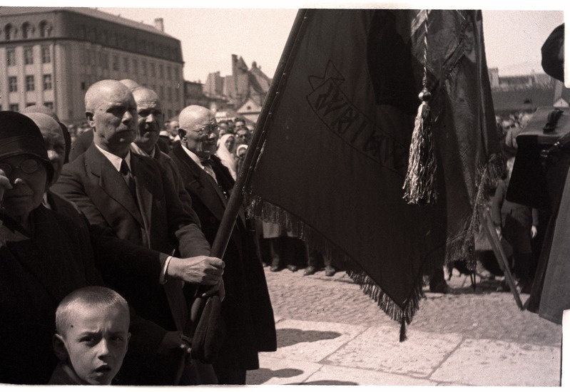 Rahvas 1905. aasta 16. oktoobri ohvrite mälestussamba avamisel, esiplaanil lipp 1905. aastast.