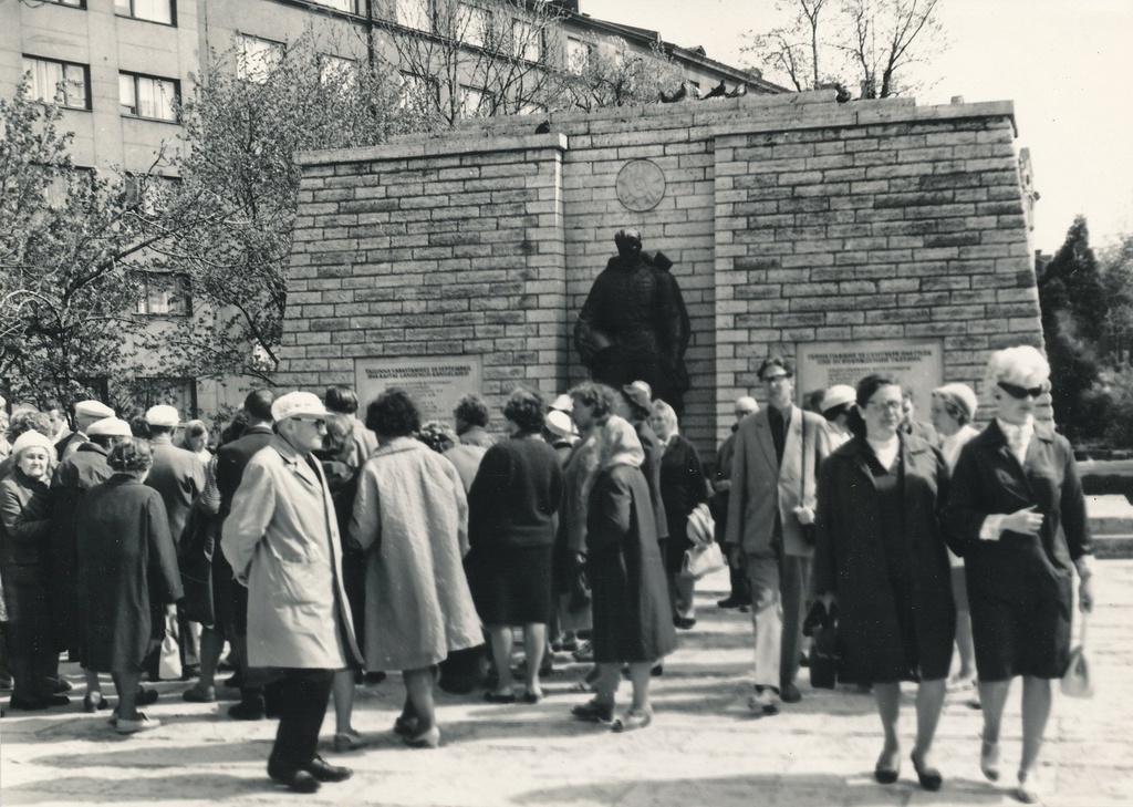 Photo. Võru's home researchers in Tallinn at the remembrance mark of the releasers.