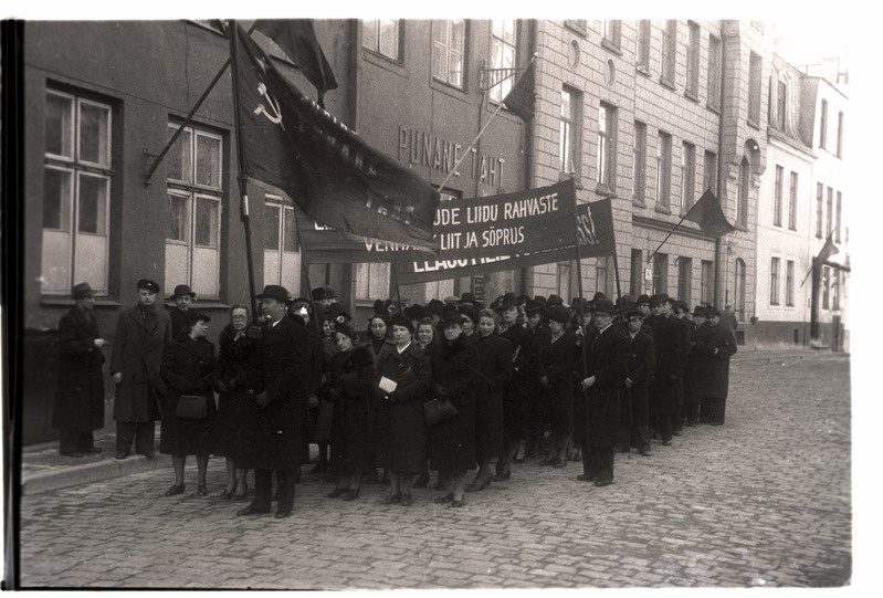 1. mai pidustused, trükikoja "Punane Täht" töötajad kogunevad rongkäiguks Pikal tänaval.