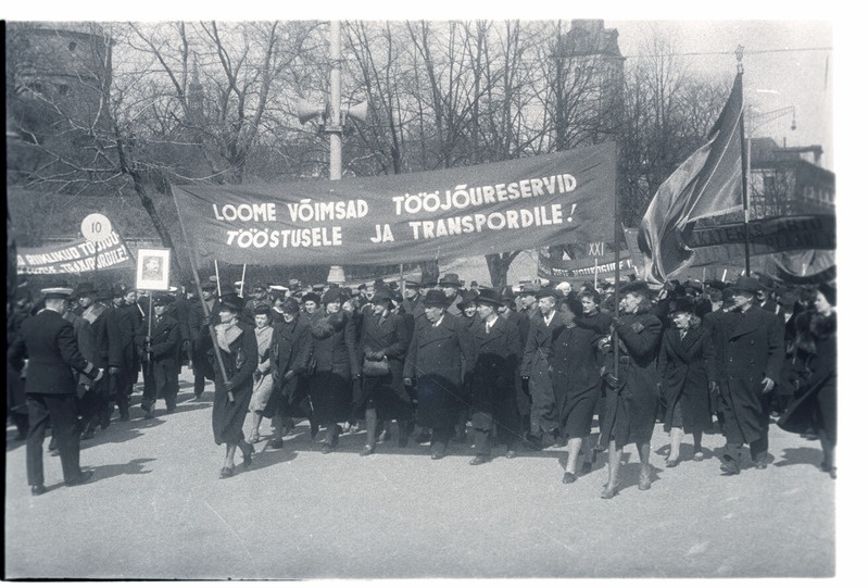 1. mai pidustused, töötajate rongkäik Võidu väljakul.