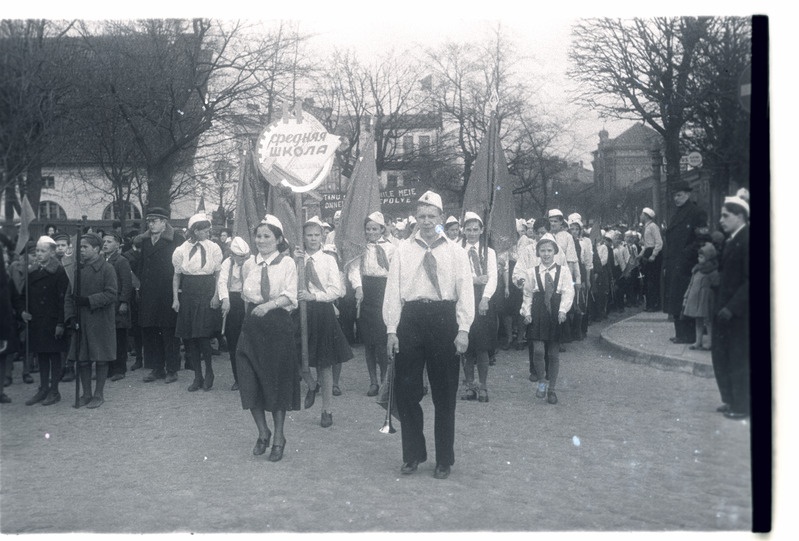 1. mai pidustused, töötajate rongkäik Võidu väljakul.