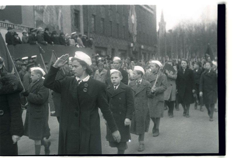 1. mai pidustused, rongkäik Võidu väljakul.