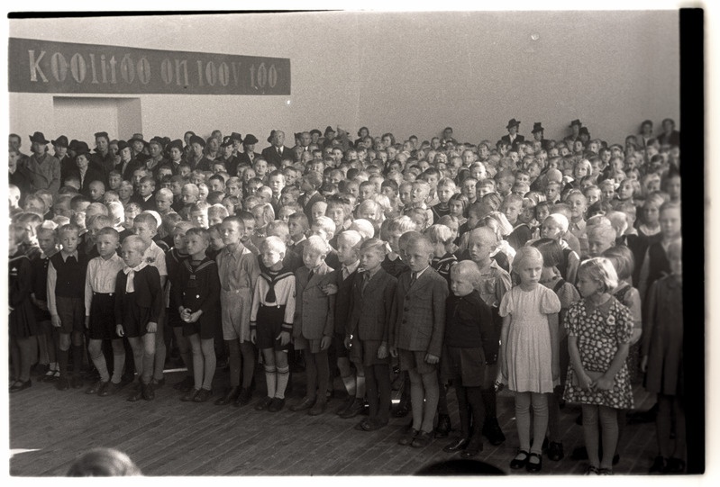 Õpilased ja lastevanemad aktusel ühes Tallinna koolis.