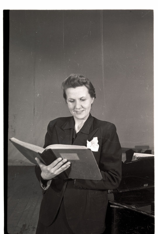 O. Lund, Stalini preemia laureaat, ENSV teeneline kunstnik.