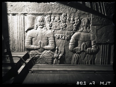 Hauakivi, kivireljeef mehe ja naise figuuriga, Toomkiriku põrandas koori all.  duplicate photo
