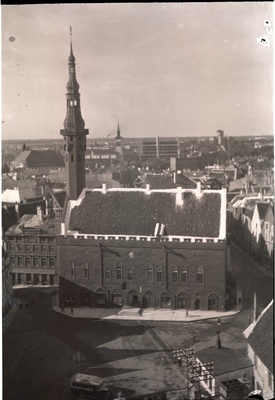 Tallinn, Raekoja fassaad, vaade maja katuselt.  duplicate photo