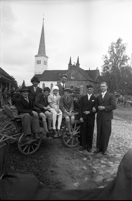Seltskond vankril istumas, taamal Kambja kirik (Kambja II leer)
