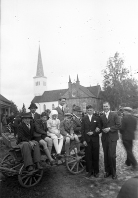 Seltskond vankril istumas, taamal Kambja kirik (Kambja II leer)  similar photo