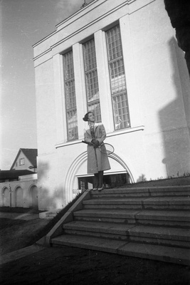 Naine reketiga Vanemuise ees (prl Koor)  similar photo
