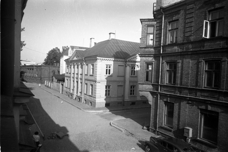 Ülikooli polikliinik (paremal) Laial tänaval