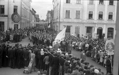 Rongkäik raekojaplatsil  similar photo