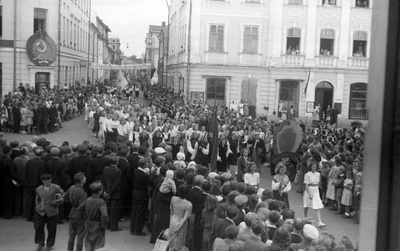 Rongkäik raekojaplatsil  similar photo