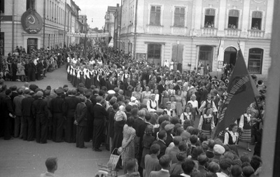 Rongkäik raekojaplatsil  similar photo