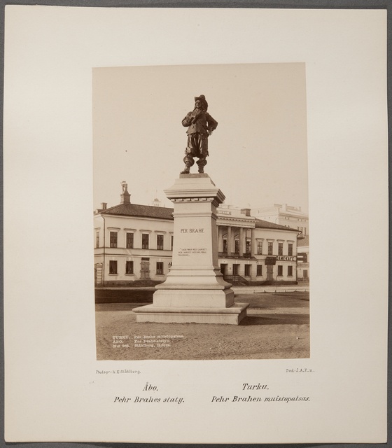 Walter Runebergin veistämä, vuonna 1888 paljastettu Per Brahen patsas