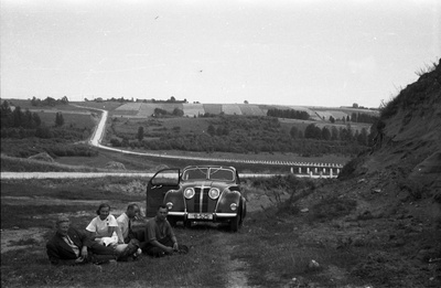 Härra Nurme sõiduauto Adler B-525 (Adler 2,5 Liter ehk "Typ 10") ja neljane reisiseltskond suvel Kavilda looduse taustal  duplicate photo