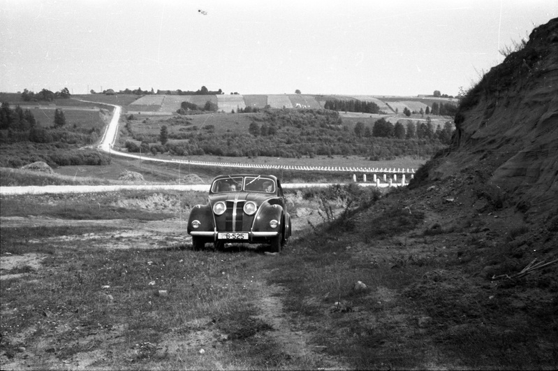 Härra Nurme sõiduauto Adler B-525 (Adler 2,5 Liter ehk "Typ 10") suvisel ajal Kavilda looduse taustal