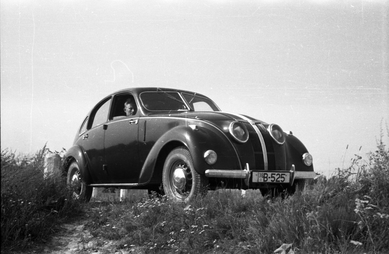 Härra Nurme sõiduauto Adler B-525 (Adler 2,5 Liter ehk "Typ 10") suvisel ajal Kavilda teel