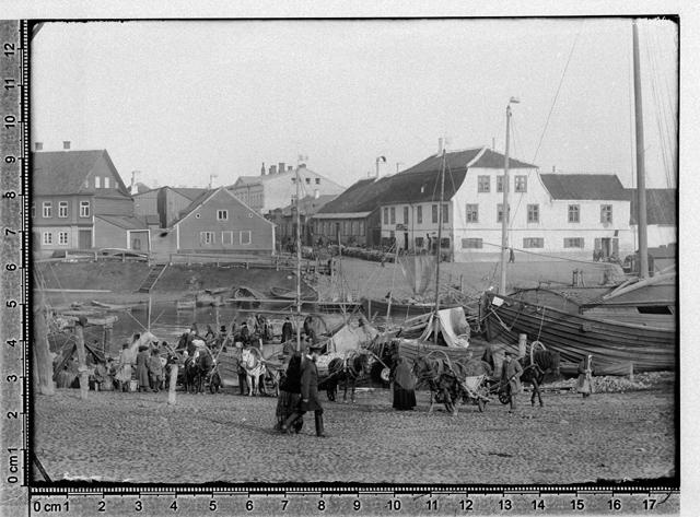 Tartu market on the river Holmi t