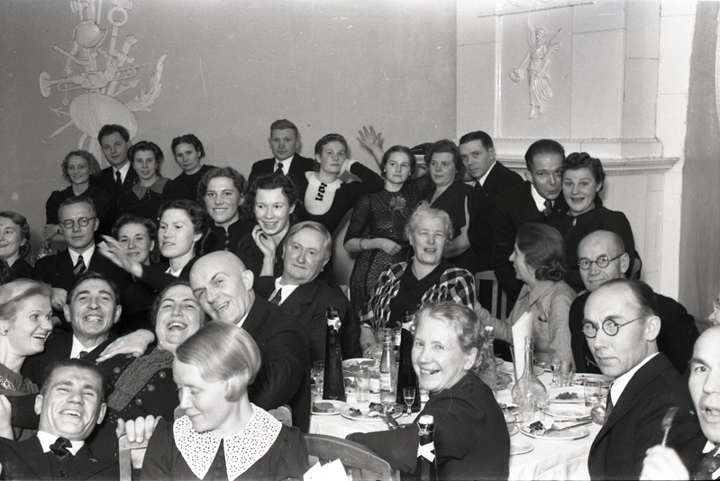 Inimesed peolaudade ääres