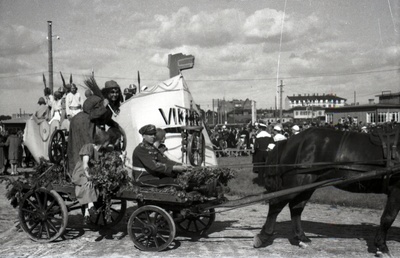 Tartu gaidide-skautide karnevalipidustuste rongkäik  similar photo