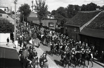 Tartu gaidide-skautide karnevalipidustuste rongkäik  similar photo